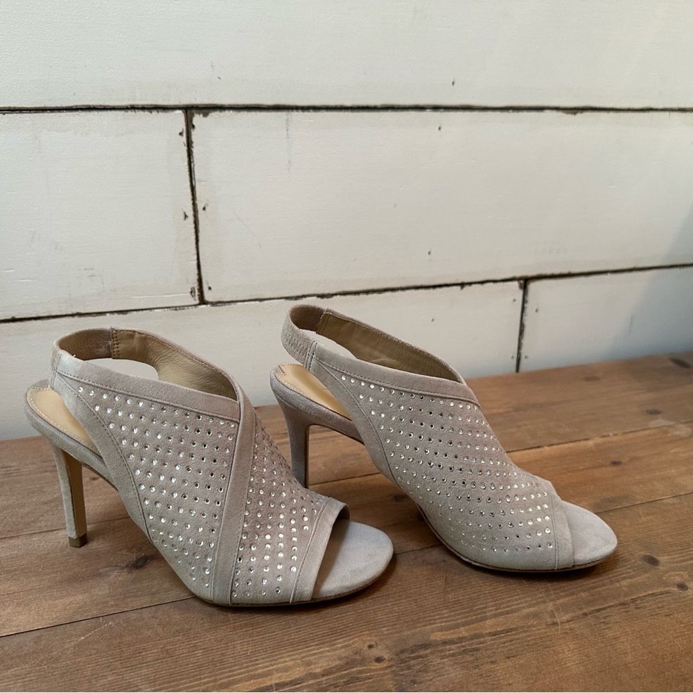 Via Spiga Suede Studded Beige/Tan Peep Tow 4” Sling Back Heel Sandal NWOT Sz 6M